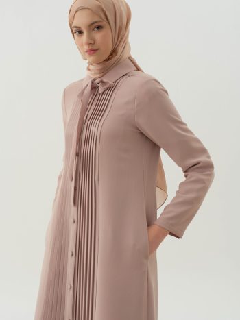 معطف بيج بياقة ربطة عنق وتفاصيل مطوية