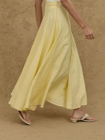 تنورة طبقات متموجة باللون الأصفر