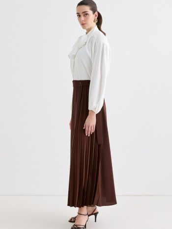 تنورة ريتا المطوية باللون البني