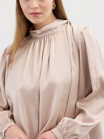 بلوزة ساتان كلاسيكية بلون البيج