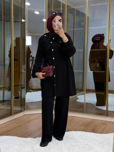 طقم أسود بتفاصيل أزرار معدنية غير متماثلة