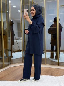 ⁦طقم أزرق بحري بتفاصيل أزرار معدنية غير متماثلة⁩ - الصورة ⁦2⁩