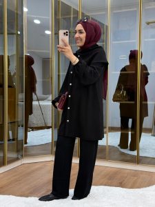 ⁦طقم أسود بتفاصيل أزرار معدنية غير متماثلة⁩ - الصورة ⁦2⁩