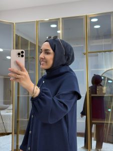 ⁦طقم أزرق بحري بتفاصيل أزرار معدنية غير متماثلة⁩ - الصورة ⁦3⁩