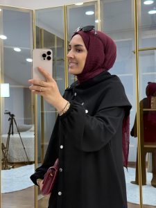 ⁦طقم أسود بتفاصيل أزرار معدنية غير متماثلة⁩ - الصورة ⁦3⁩