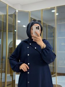 ⁦طقم أزرق بحري بتفاصيل أزرار معدنية غير متماثلة⁩ - الصورة ⁦4⁩