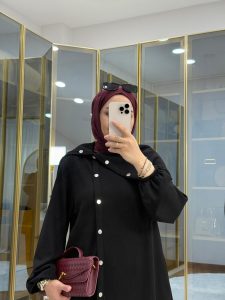 ⁦طقم أسود بتفاصيل أزرار معدنية غير متماثلة⁩ - الصورة ⁦4⁩