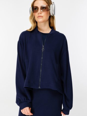 سترة بومبر زرقاء داكنة بتفاصيل سحاب