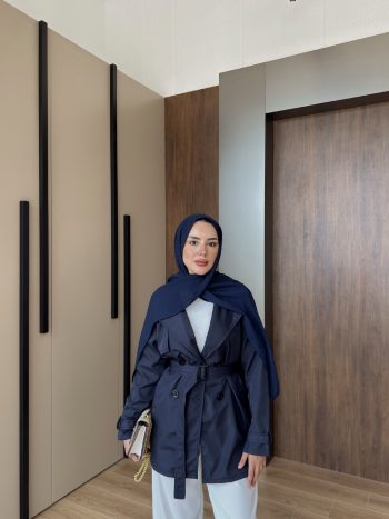 المعطف القصير باللون الأزرق الداكن