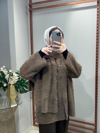 سترة مع وشاح بني