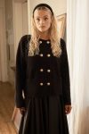 سترة سوداء بتفاصيل أزرار ذهبية وحواف فراء صناعي
