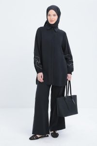 ⁦تونيك قميص مودال بأكمام مرنة مطرزة بسلسلة سوداء⁩ - الصورة ⁦2⁩