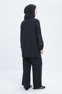 ⁦تونيك قميص مودال بأكمام مرنة مطرزة بسلسلة سوداء⁩ - الصورة ⁦4⁩