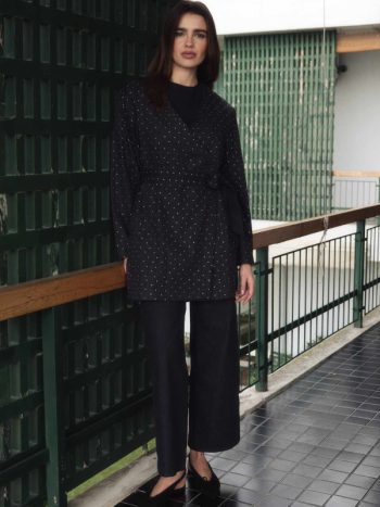 سترة دنيم زرقاء بحرية مطرزة بالحجارة