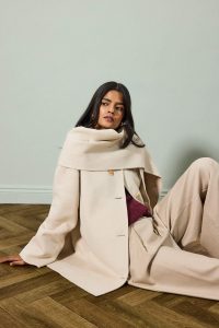 Yün Karışımlı Çıkarılabilir Atkılı Relax Fit Düğmeli Kaşe Kaban