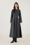 genis-mansetli-evaze-elbise-antrasit-dbe-bd.jpg