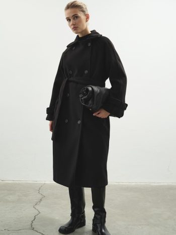 معطف أسود فاخر من قماش الكاشيه بخطوط متموجة