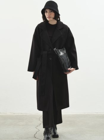 معطف أسود بتطريز النقطة