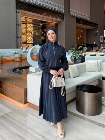 مجموعة سُميرا باللون الأزرق الداكن مع التنورة