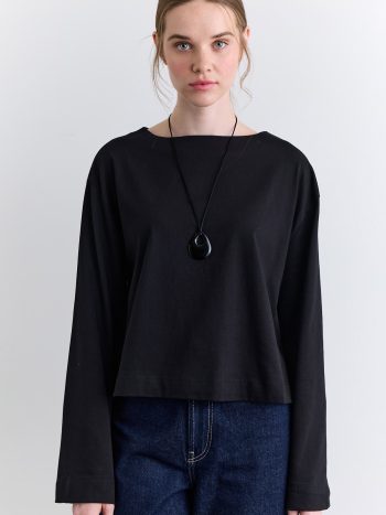 تي شيرت أسود بكم طويل ورقبة على شكل قارب