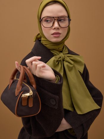 وشاح ناعم مجعد باللون الأخضر الزيتي