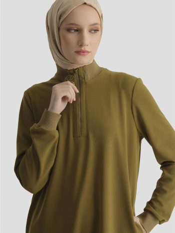 تونيك أساسي بتفاصيل سحّاب باللون الأخضر الزيتوني