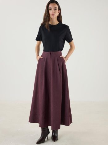 تنورة جينز بوردو بتصميم كليوش وقطع متعدد عند الحاشية