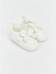 حذاء الطفلة قبل المشي بتفاصيل الرباط الأبيض