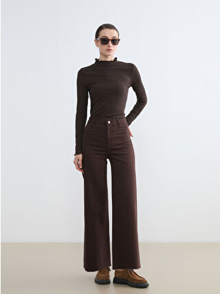 بنطلون جينز نسائي واسع الأرجل باللون البني