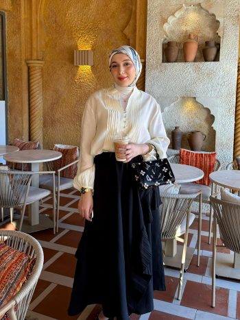 تنورة بتفاصيل مطوية سوداء