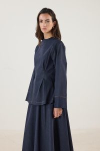 ⁦بلوزة الجينز الزرقاء الداكنة بتفاصيل الوبر⁩ - الصورة ⁦4⁩