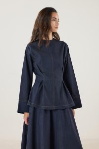 ⁦بلوزة الجينز الزرقاء الداكنة بتفاصيل الوبر⁩ - الصورة ⁦5⁩