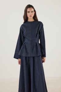 ⁦بلوزة الجينز الزرقاء الداكنة بتفاصيل الوبر⁩ - الصورة ⁦2⁩