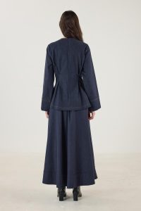 ⁦بلوزة الجينز الزرقاء الداكنة بتفاصيل الوبر⁩ - الصورة ⁦6⁩