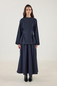 ⁦بلوزة الجينز الزرقاء الداكنة بتفاصيل الوبر⁩ - الصورة ⁦3⁩