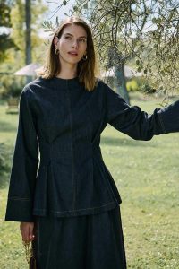 بلوزة الجينز الزرقاء الداكنة بتفاصيل الوبر