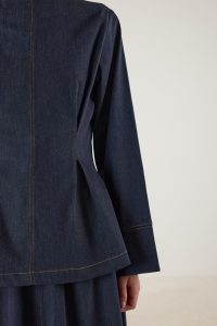 ⁦بلوزة الجينز الزرقاء الداكنة بتفاصيل الوبر⁩ - الصورة ⁦7⁩