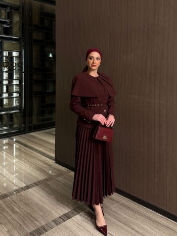 طقم أيزا بالتنورة باللون العنابي