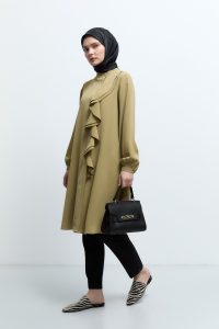 حقيبة سوداء بتفاصيل معدنية