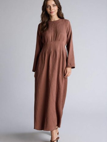 فستان بقبة رقبة وسادة وقماش مجعد وأكمام طويلة