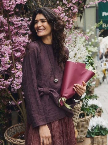 بلوزة بنية بتفاصيل جسرية