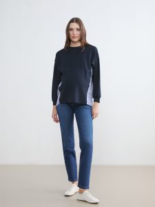جينز حمل بقصّة موم فيت مع لوحة بطن بلون النيلي