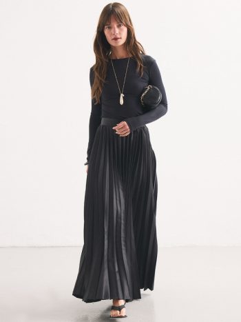 تنورة ساتان أسود مطوي