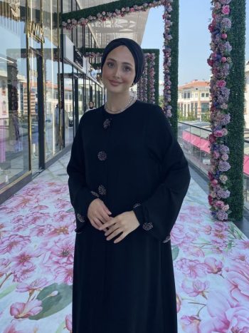 عباءة سوداء بتطريز حجري
