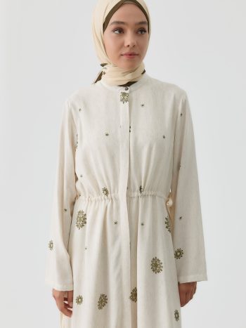 فستان أخضر مزهر بتفصيلة ربط عند الخصر