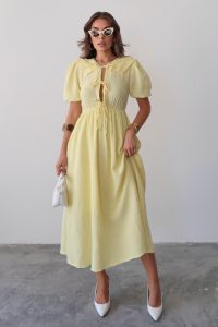 ⁦فستان مَسلين باللون الأصفر مع تفاصيل ربط وخصر مشدود 9362-E⁩ - الصورة ⁦3⁩