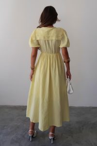 ⁦فستان مَسلين باللون الأصفر مع تفاصيل ربط وخصر مشدود 9362-E⁩ - الصورة ⁦6⁩