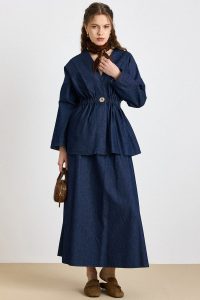 ⁦طقم جينز أزرق داكن: سترة مع حجارة وأزرار وسروال قصير 9445-TK⁩ - الصورة ⁦7⁩