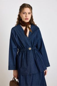 ⁦طقم جينز أزرق داكن: سترة مع حجارة وأزرار وسروال قصير 9445-TK⁩ - الصورة ⁦6⁩