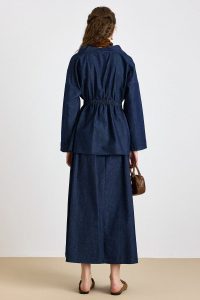 ⁦طقم جينز أزرق داكن: سترة مع حجارة وأزرار وسروال قصير 9445-TK⁩ - الصورة ⁦8⁩